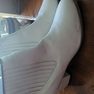 White High Heel Boots with Sleek Design